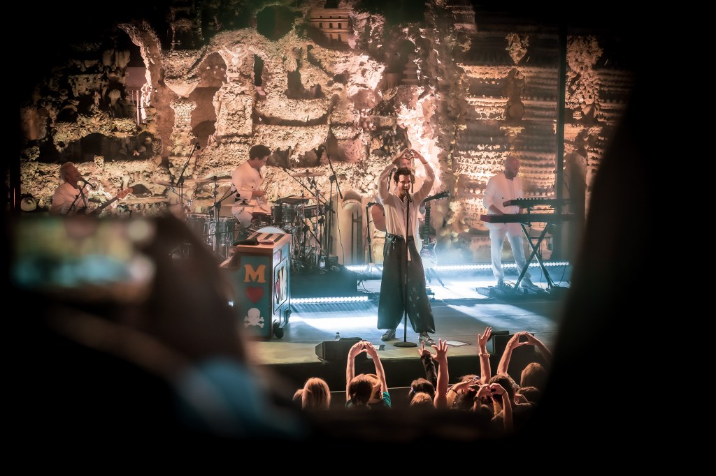 Mika en concert au Palais idéal du Facteur Cheval - 01