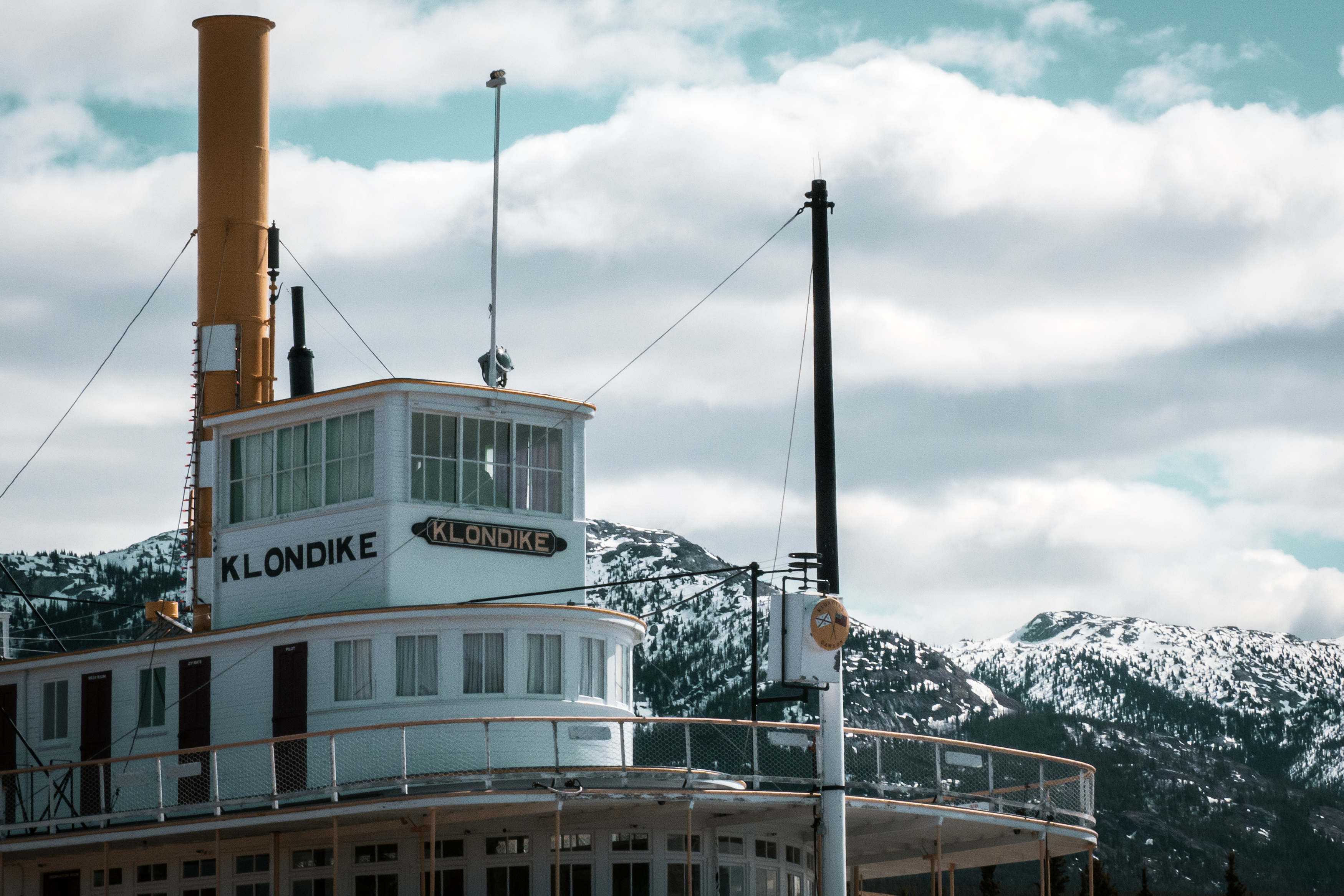 Immersion sur la terre du soleil de minuit : le Yukon, Canada