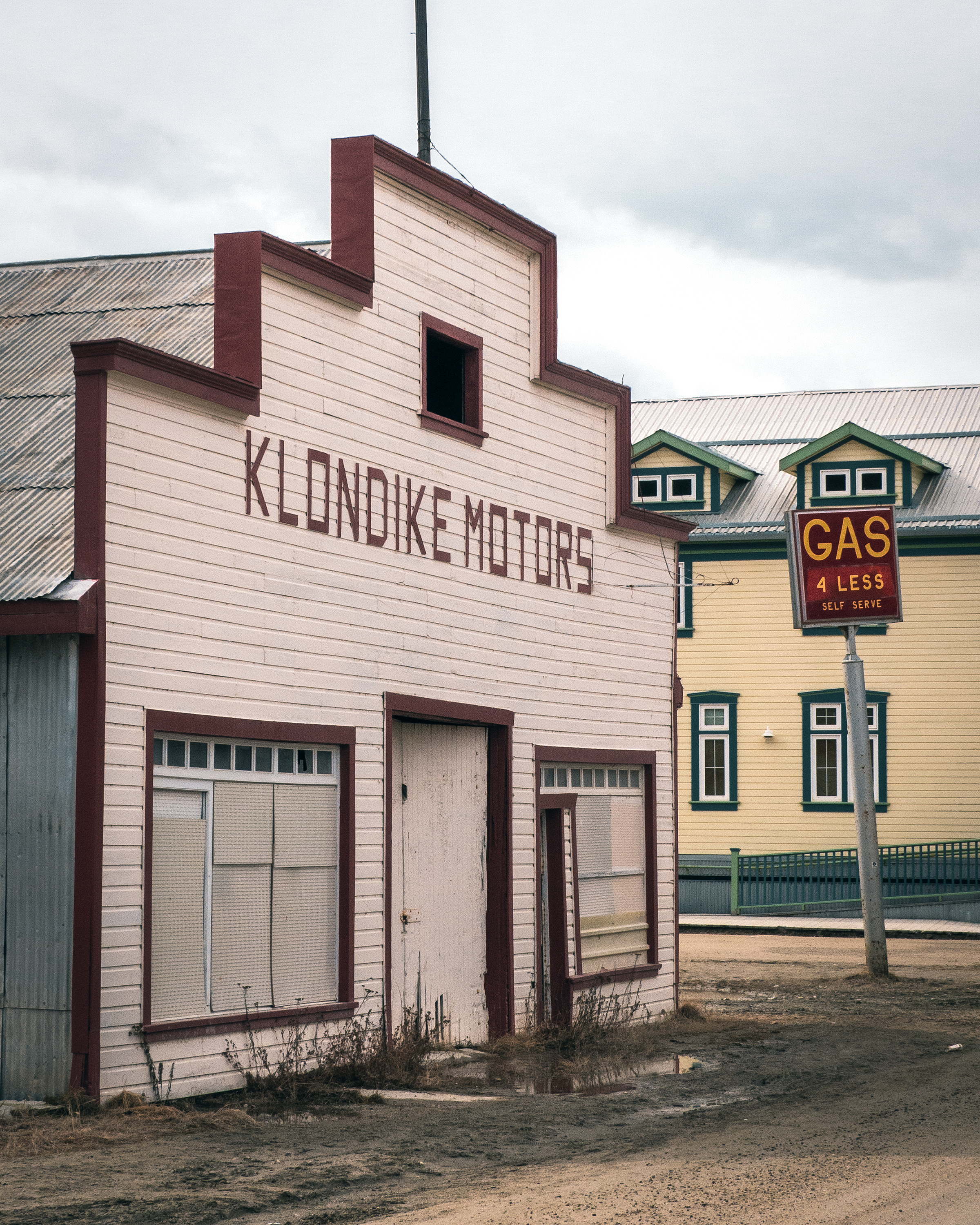 Immersion sur la terre du soleil de minuit : le Yukon, Canada
