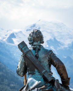 Statue du docteur Paccard face au Mont-Blanc, à Chamonix en Haute-Savoie.